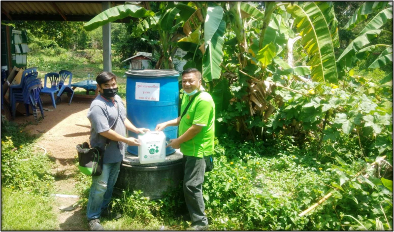 แผนกกำจัดขยะ ส่งมอบ EM ให้กับนายสมชาย นพเกตุ ผู้อำนวยการกองสาธารณสุขและสิ่งแวดล้อม องค์การบริหารส่วนตำบลหัวสำโรง